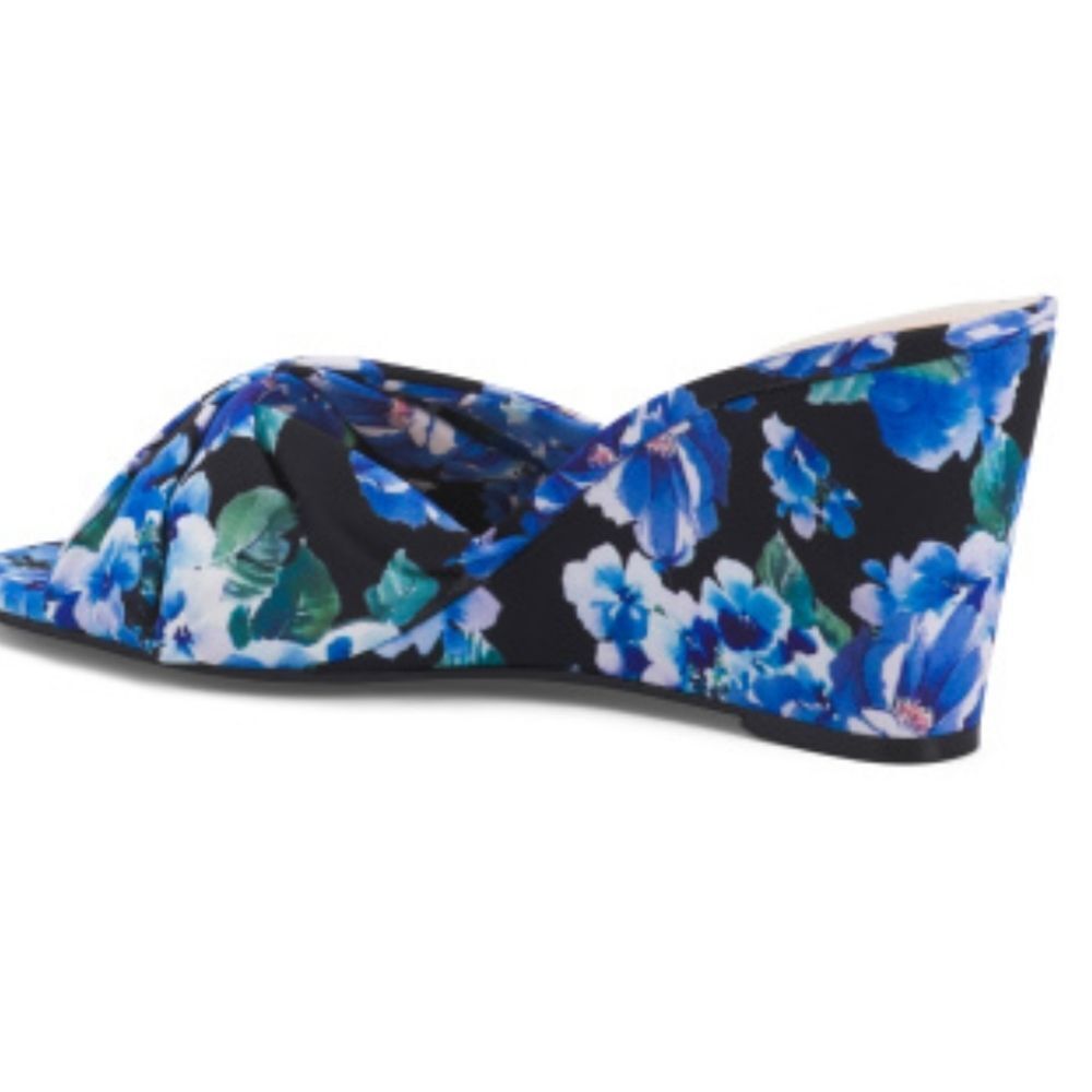 BRAND NEW NINE WEST FLORAL EMBELLISHMENT SQUARE OPEN TOE WEDGE SANDALS…